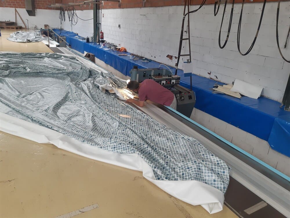 À VENDRE – FABRICANT ET DISTRIBUTEUR DE MATÉRIELS DE PISCINE – Image 3